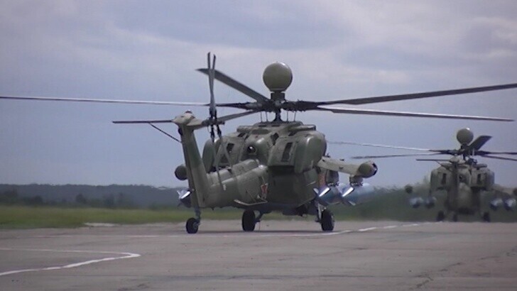 Летчики ЗВО получили на вооружение новые вертолеты Ми-28