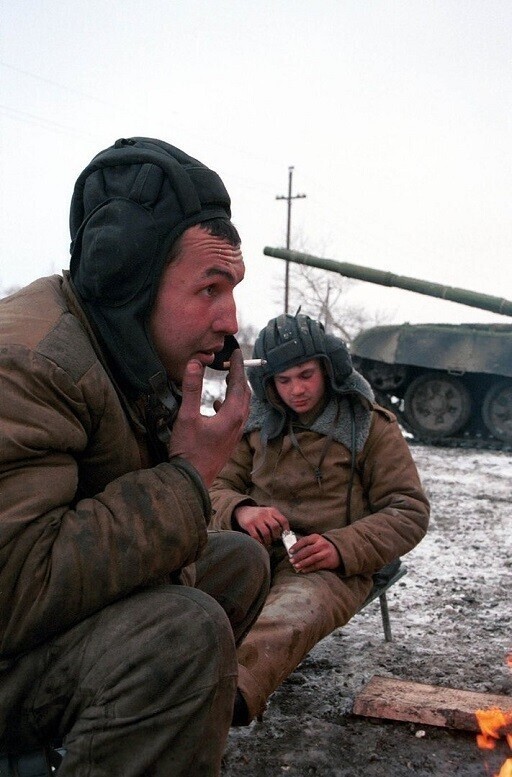 Экипаж БМП греется у костра, Грозный, 7 января 1995 года