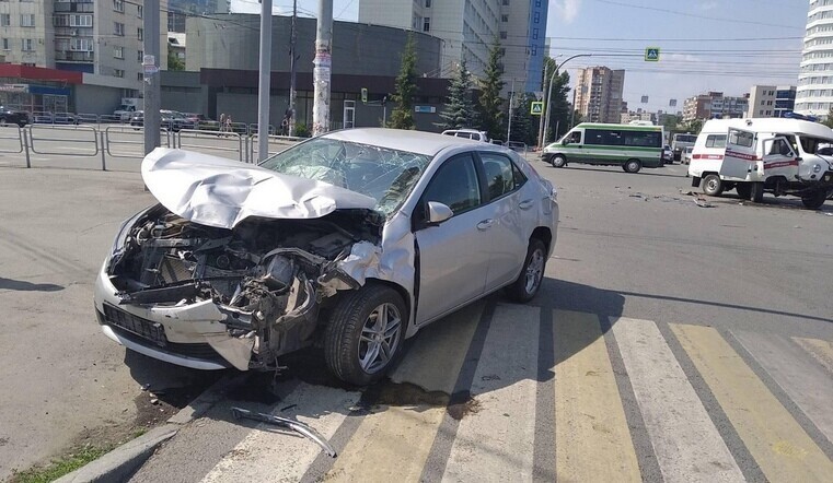 Иномарка в Челябинске протаранила и опрокинула скорую с мигалкой