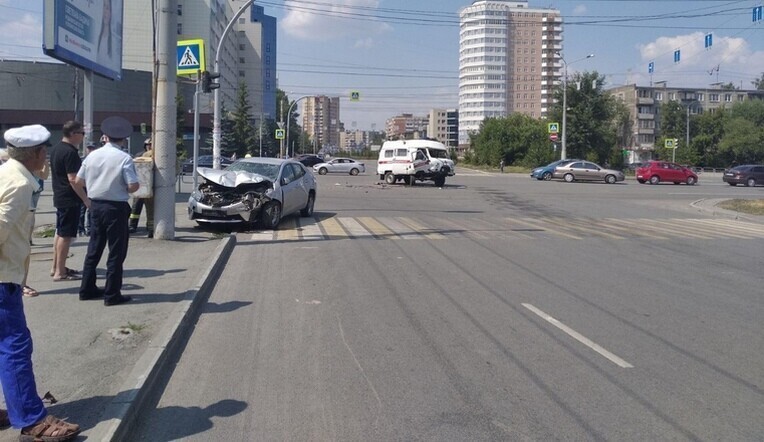 Иномарка в Челябинске протаранила и опрокинула скорую с мигалкой