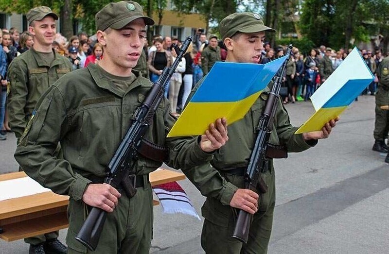 Вместо ВУЗов в казармы: украинских абитуриентов массово призывают в армию