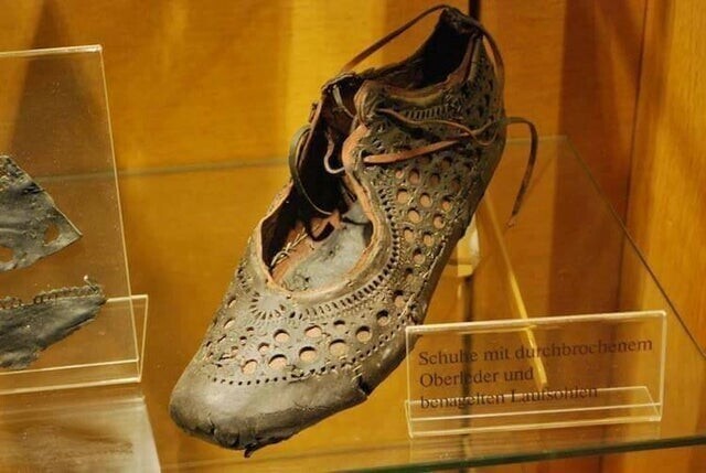 10. На фото уникальный экспонат - 2000-летний римский ботинок, датируемый 1 веком н.э.
