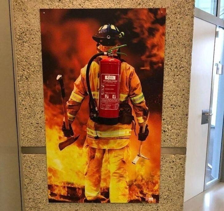 Когда начнется пожар, все будут пробегать мимо и никому и в голову не придет «снять с картинки» огнетушитель. А он действительно настоящий.