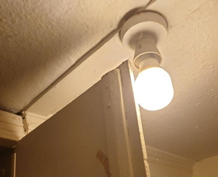 Что стоило поставить цоколь для лампы на 10 см дальше от двери?