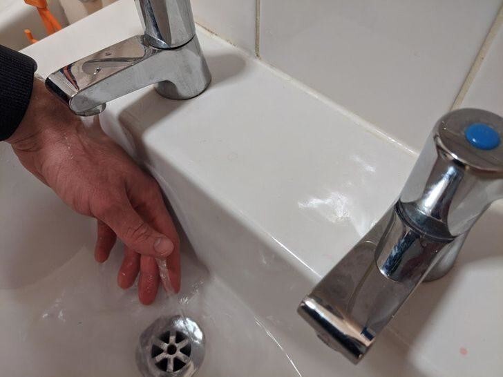 Мыть руки с таким краном – одно удовольствие. Хотя, может быть есть любители мыть руки, постоянно прикасаясь к стенке раковины…