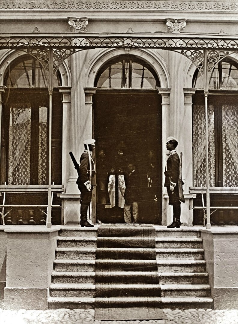 Почетный караул у входа в резиденцию императора Александра II - Царя Освободителя в городе Плоешти (Плоешти, Румыния), 25 мая - 13 июня 1877