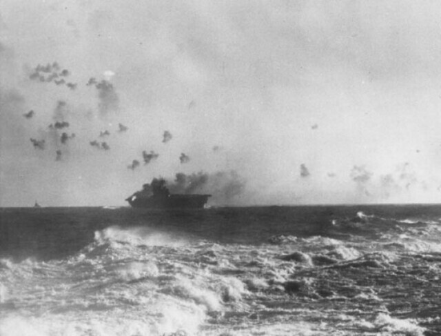 Авианосец «Энтерпрайз» (слева от центра) во время атаки японских самолётов 24 августа 1942 года