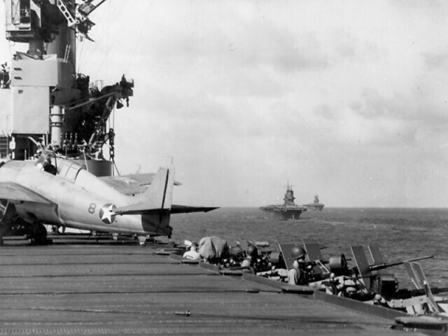 Американские авианосцы «Уосп» (на переднем плане), «Саратога» и «Энтерпрайз» (на заднем плане) южнее Гуадалканала 12 августа 1942 года
