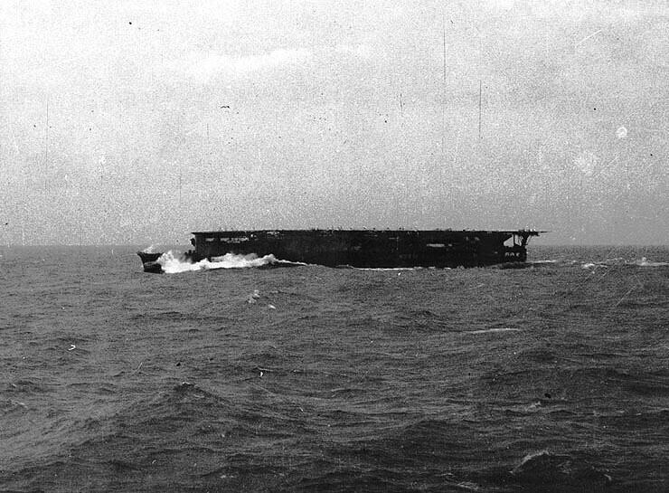 Авианосец «Рюдзё» в море, сентябрь 1938 года. Хорошо видно, насколько глубоко корабль зарывается в волны