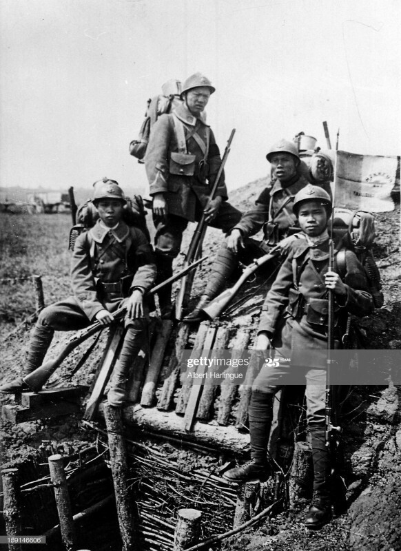 Вьетнамские тиральеры (французские колониальные части, набранные в Индокитае из местного населения) на позициях в районе Марны; ~ 1915-й год