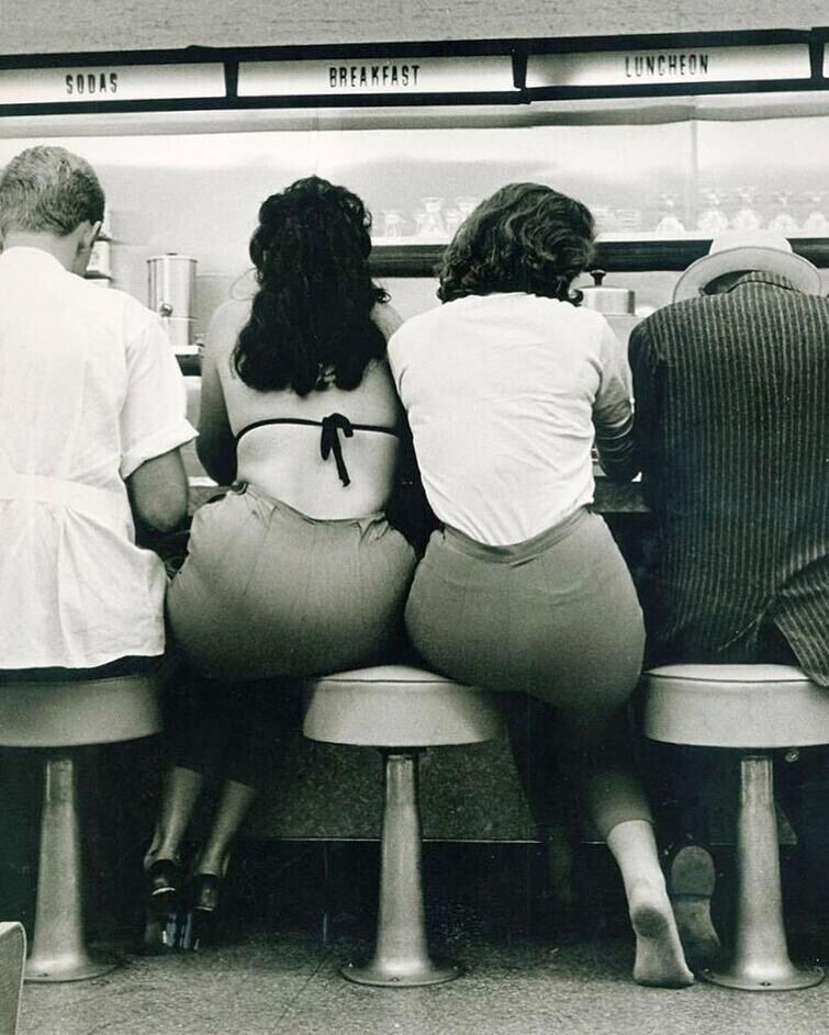 Женщины и стул в закусочной, 1950 год