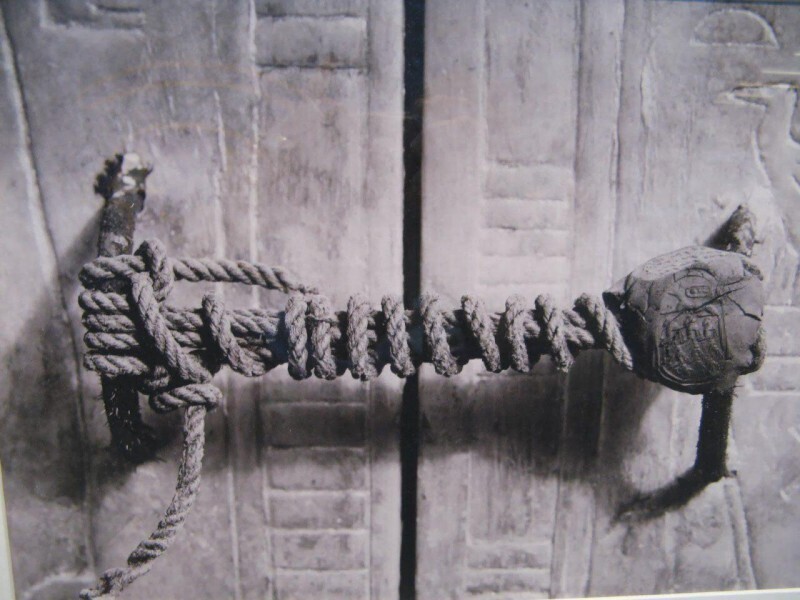 Печать на входе в гробницу Тутанхамона  Оставалась нетронутой на протяжении 3245 лет.  1922 год.