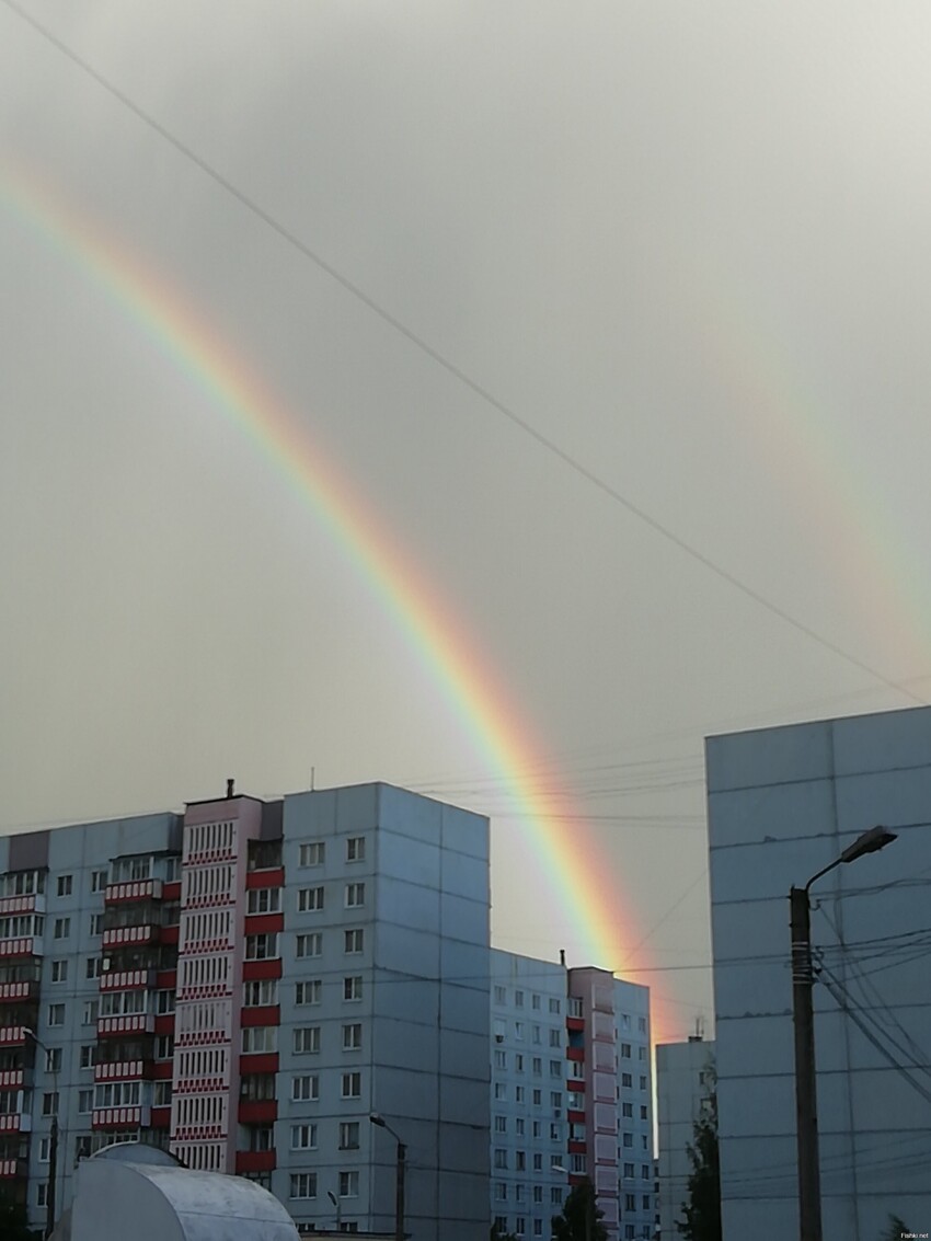 Красивая, яркая двойная радуга