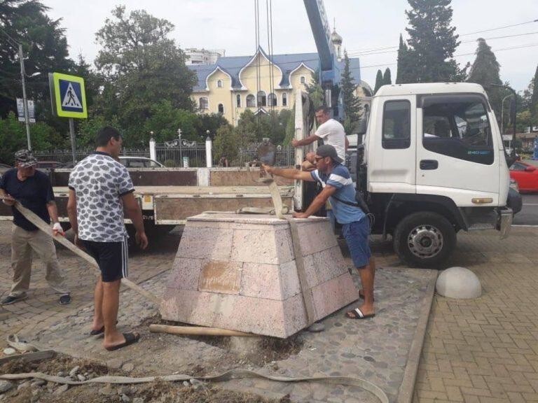 В Адлере по требованию черкесов демонтировали монумент русским солдатам