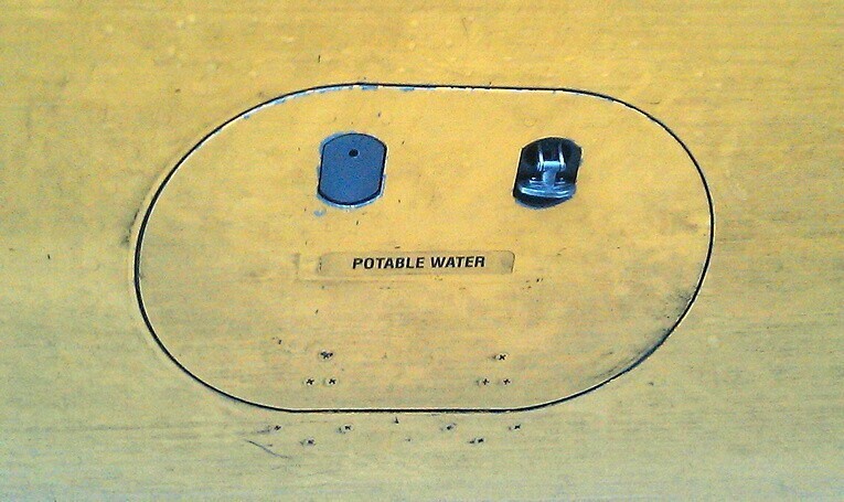 Управление сливом происходит с водяной панели в задней правой части фюзеляжа, сзади заднего багажника.