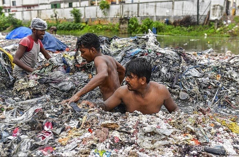 Как добровольцы очищают реки от мусора в столице Бангладеша