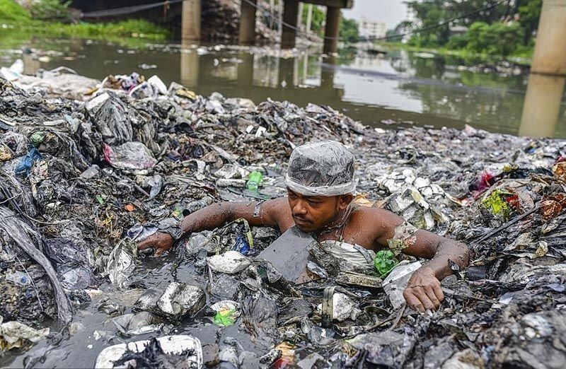 Как добровольцы очищают реки от мусора в столице Бангладеша