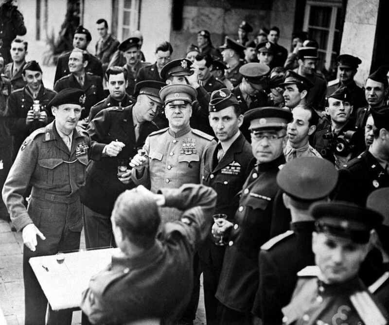 Маршал Г.К. Жуков на церемонии вручения ордена «Победы» генералу армии США Дуайту Эйзенхауэру. Франкфурт-на-Майне. 5 июня 1945.