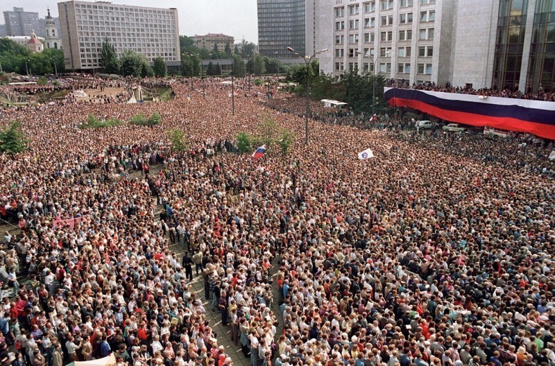 «Митинг победителей», на котором Борис Ельцин объявил, что триколор, ставший флагом сопротивления ГКЧП, будет государственным флагом России. Москва. 22 августа 1991 г. Фото: Дмитрий Коротаев