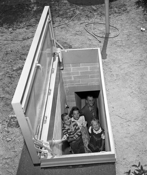 Американская семья в в собственном бомбоубежище. 1961