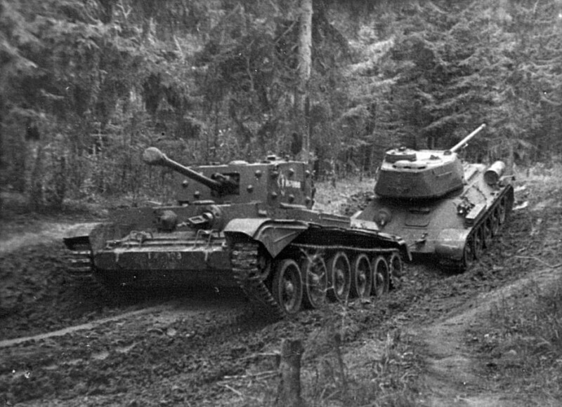 Британский танк Кромвель буксирует советский танк Т-34 во время испытаний в СССР. Кубинка, Московская область, сентябрь 1944 года.