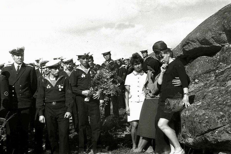 Открытие мемориального знака в память гибели подводной лодки К-8. Июль 1970 года. Мурманская область, поселок Гремиха.