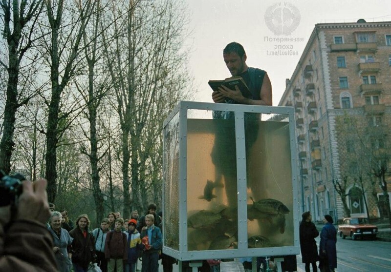 Художник перформансист Олег Кулик проповедует карпам находясь вместе с ними в аквариуме, улица Песчаная, Москва, 1995 год.