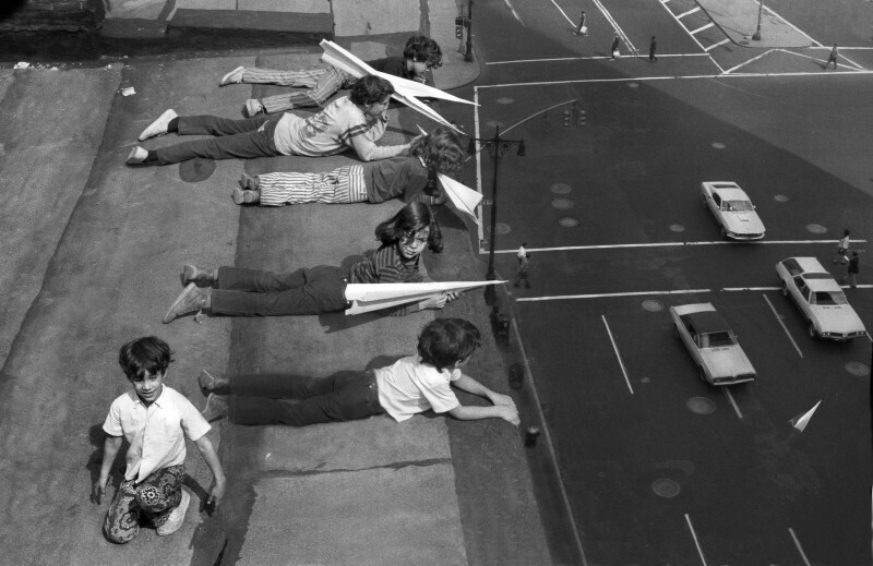 Дети запускают бумажные самолётики с крыши дома. Нью-Йорк, 1968
