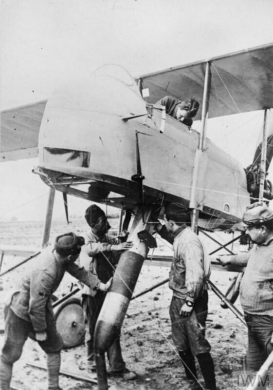 Загрузка бомбы в самолет Фарман ВВС Франции на Западном фронте, 11 ноября 1917 г