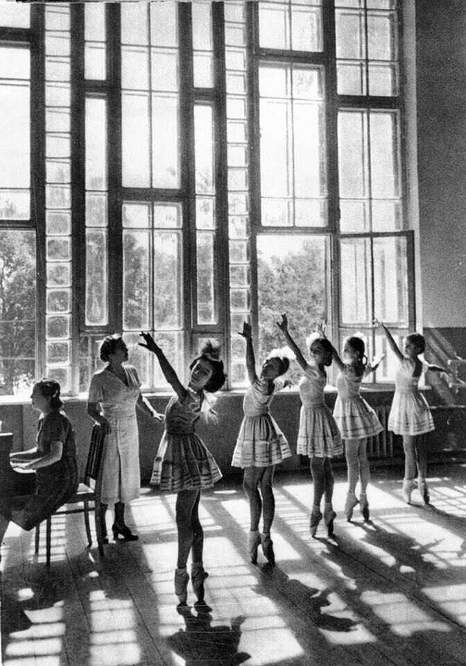 В классе хореографического училища  Евгений Халдей, 1959 год, г. Ленинград, ул. Зодчего Росси