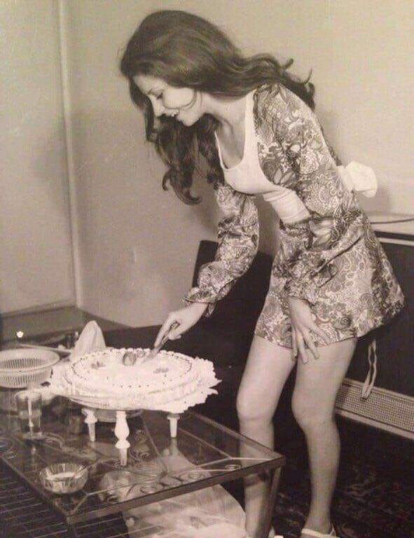 Дeвушка разрезает праздничный торт, Тегеран, Иран, 1973 год.