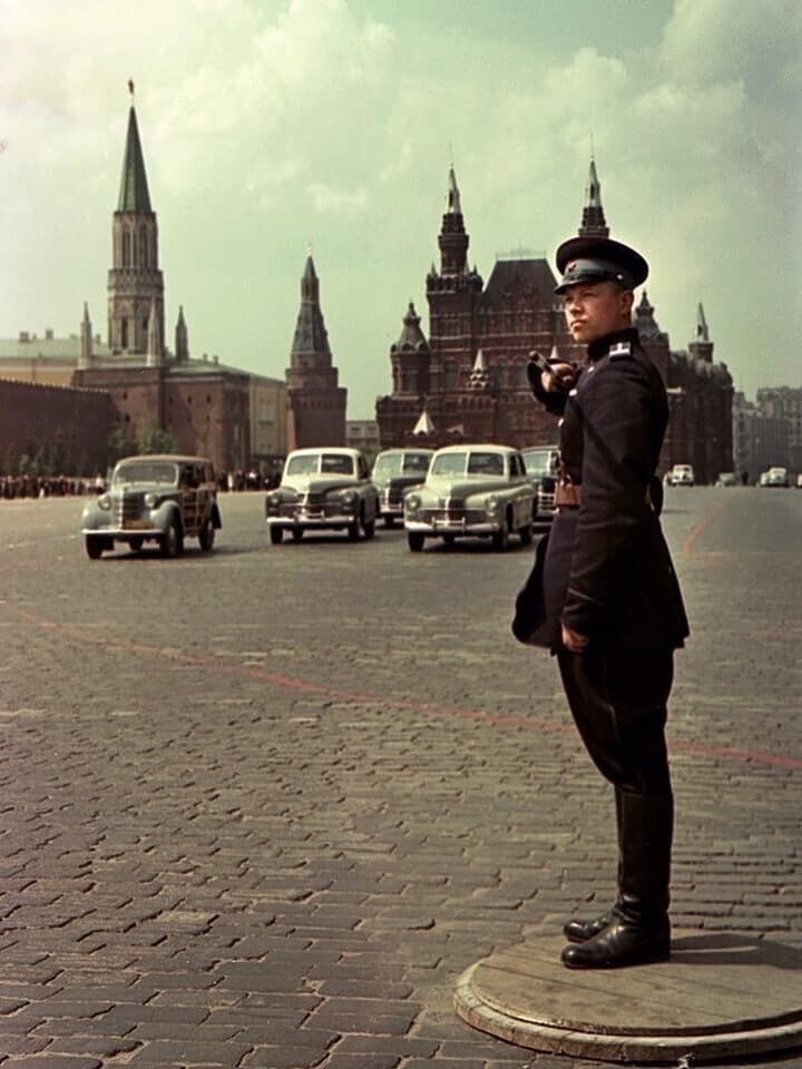 Регyлирᴏвщик. Москʙa. Красная плoщадь. 1956 год.