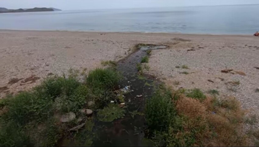 Канализационные нечистоты на пляжах в Крыму попали на видео