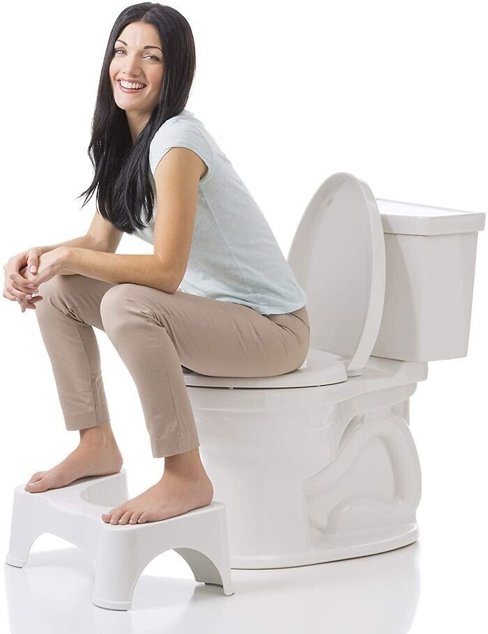 3. Сходить в туалет по-большому будет легче, если поставить ноги, согнутые в коленях, чуть выше