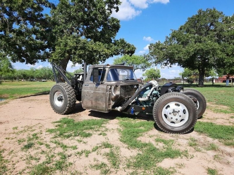 Этот хот-род на базе 60-летнего Ford F-600 выглядит так, будто готов к апокалипсису