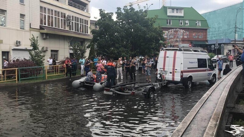 Пассажиров утонувшего краснодарского трамвая эвакуировали по улице на лодках
