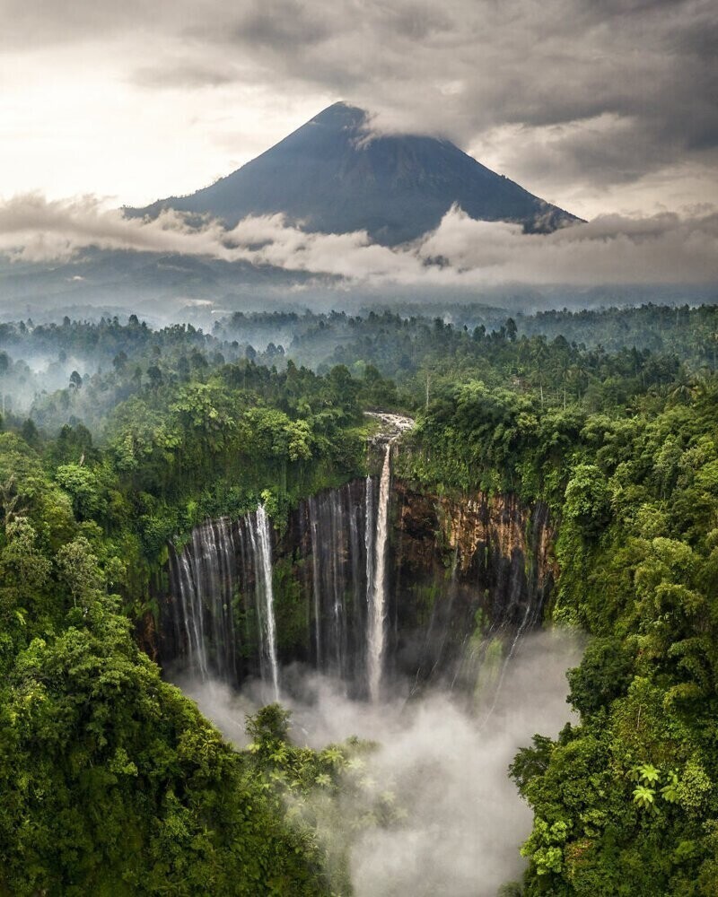 Крупнейший водопад Индонезии Мадакарипура. @hugohealy, снимок сделан в Восточной Яве, Индонезия