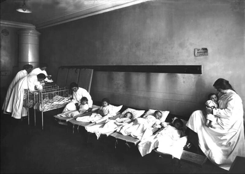 Учащиеся женского училища (института) принцессы Терезии Ольденбургской укладывают спать маленьких детей. Санкт-Петербург. [1910-е].