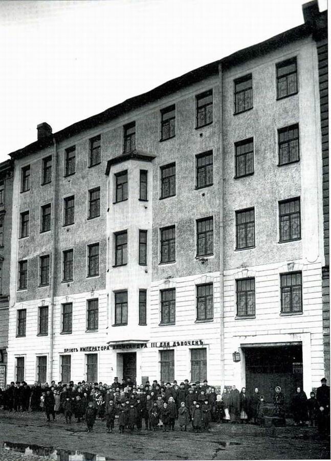 Группа воспитанниц у здания приюта императора Александра III для девочек Петроградского дамского благотворительного тюремного комитета.1915 г.