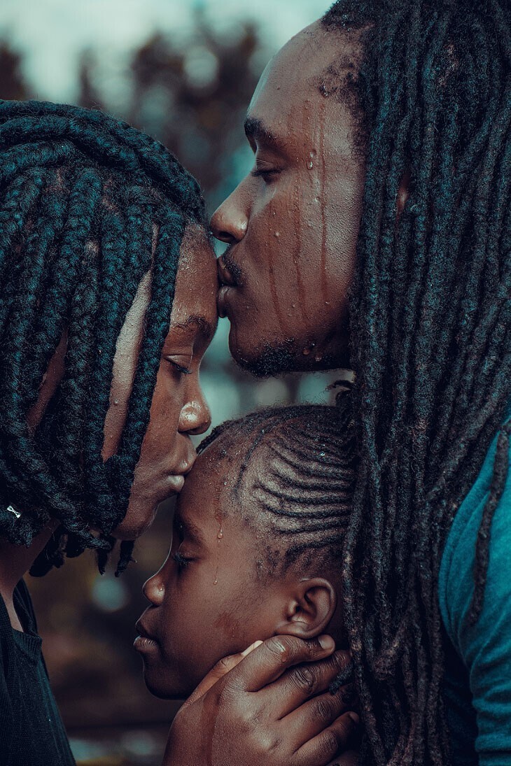 Два поцелуя. (Фото kevinochieng, Кения):