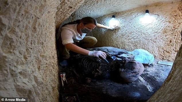 Археологи нашли в предполагаемой гробнице Клеопатры две позолоченные мумии