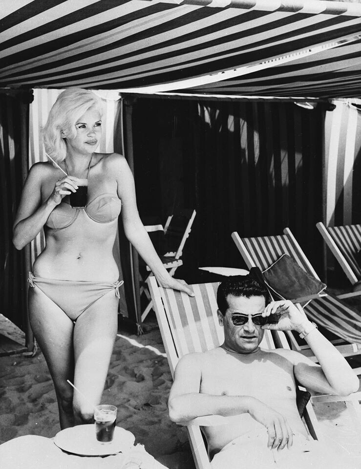 Джейн Мэнсфилд с продюсером Энрико Бомбой на пляже в 1962 году