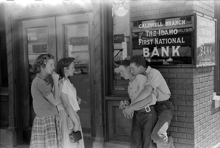 Девочки и мальчики.  Колдуэлл, Айдахо, 1941.