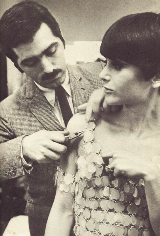Пако Рабанн поправляет одно из своих платьев с пластиковыми дисками плоскогубцами 1966