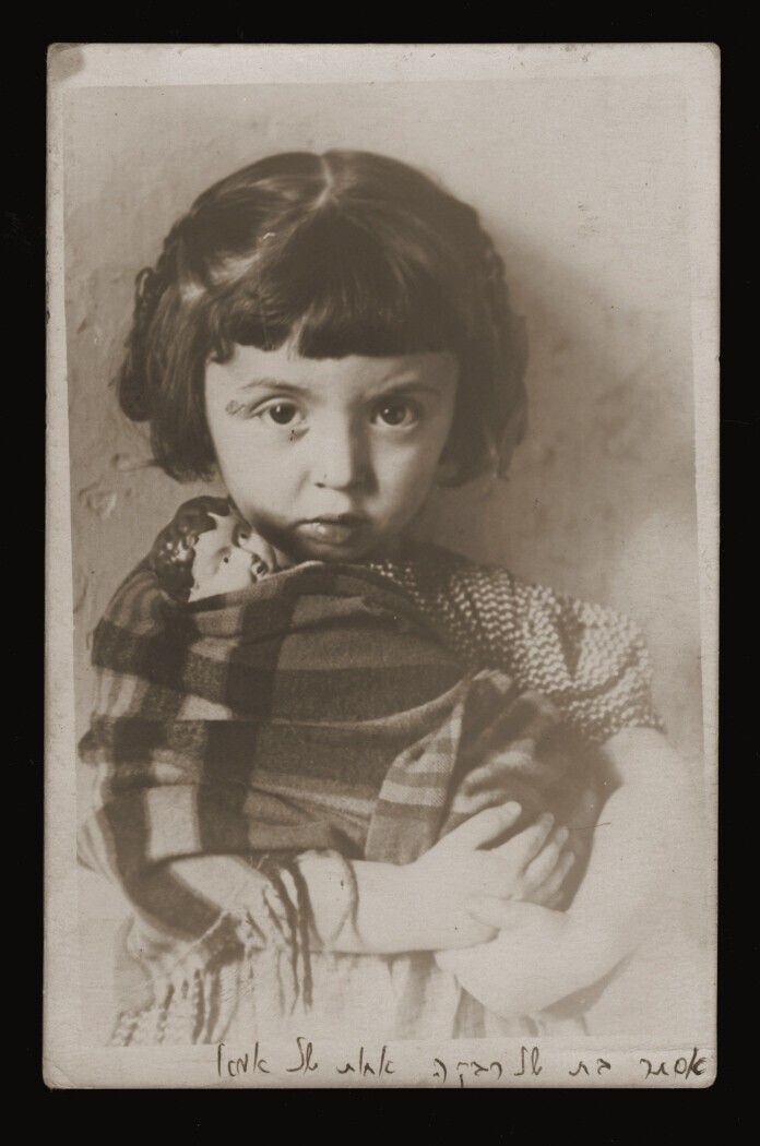 Польшя, 1939. Эстер Йохевед Мейерсдорф и ее кукла.