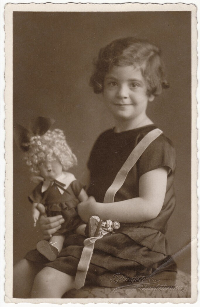 Берлин, 1925. Марион Бассфренд уедет в Англию в 1938-м. Ее родителей немцы убьют в ноябре 1941-го в Девятом Форте в Каунасе.