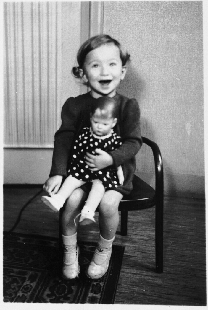 Амстердам, 1941. Труди Шёнфилд спасет соседка, Тетя Мими.