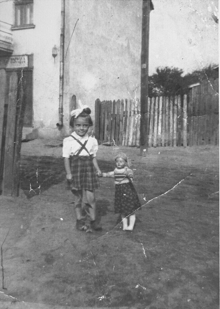 Львов, 1943. Итта Келлер у дома прятавшего ее поляка Тадеуша Кобылко.