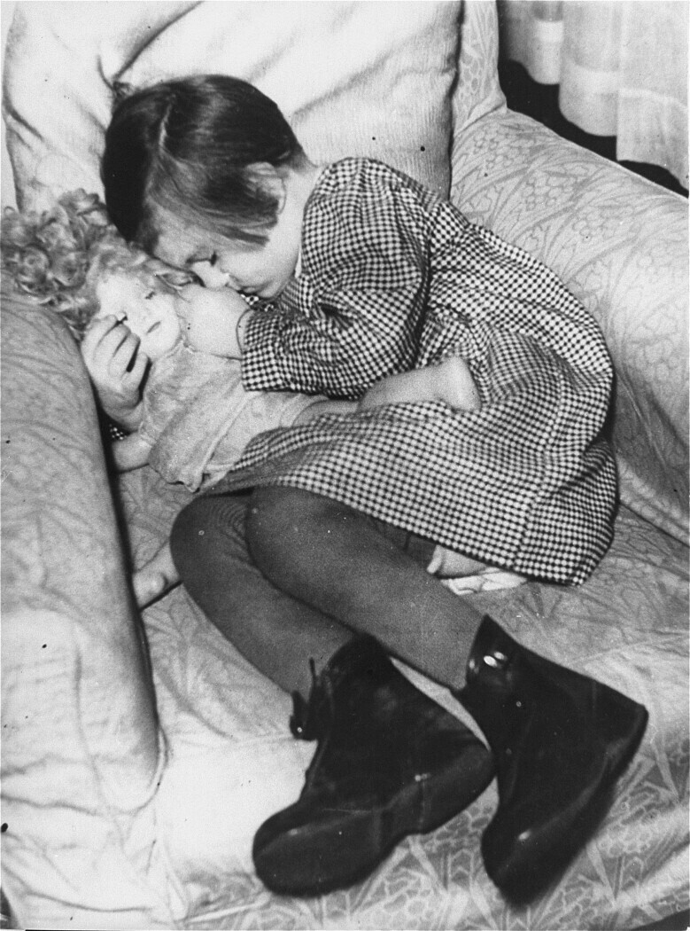 Харвич, Англия, понедельник, 12-е декабря, 1938. Девочка, прибывшая на втором пароходе Киндертранспорта.