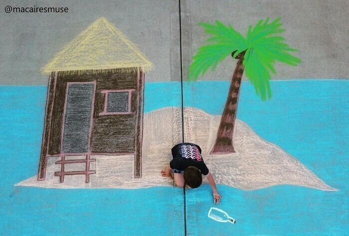 Девочка рисует на тротуаре пейзажи, чтобы её брат мог «путешествовать» во время карантина